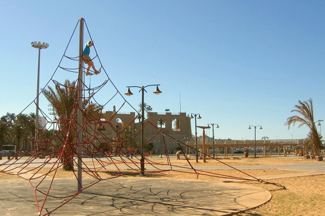 20060401a_S_TripoliGreenSquarePlayground