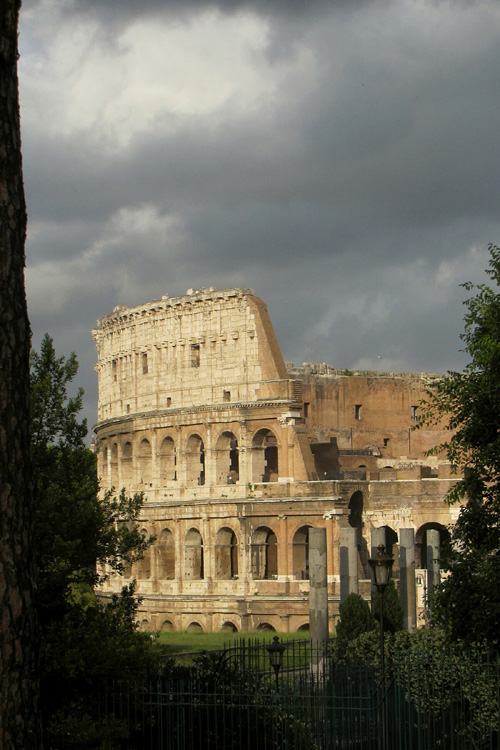 20120604s_RomeColosseumMoodySky